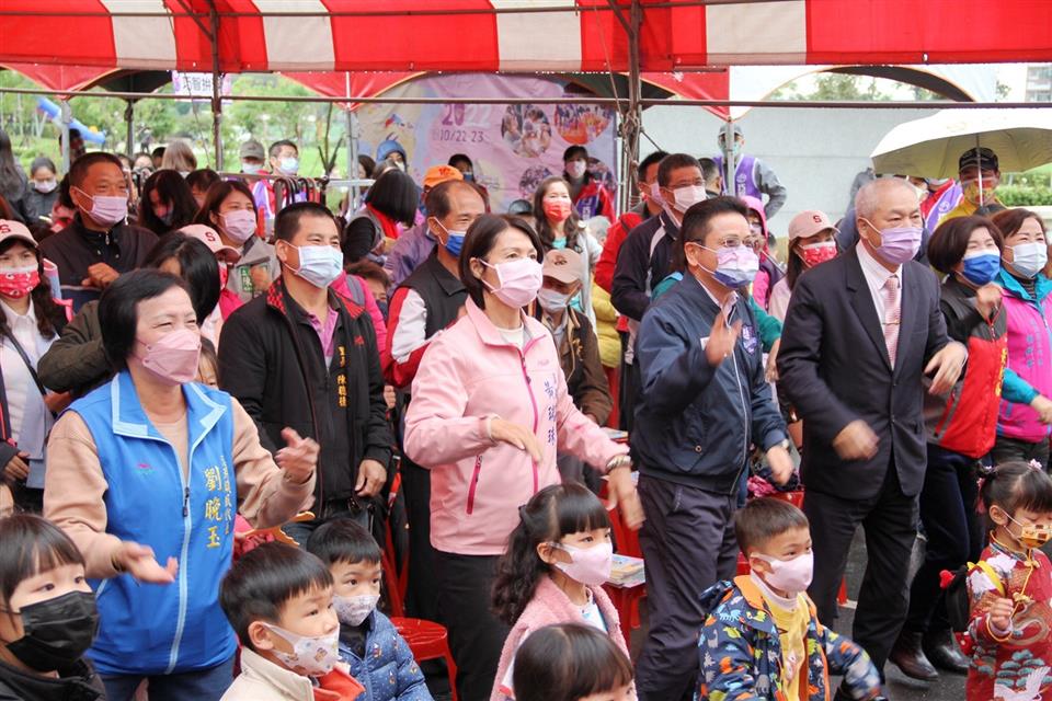 04月份鎮政活動剪影1110403親子同樂遊春光，台下觀眾與孩子們一起跳起來